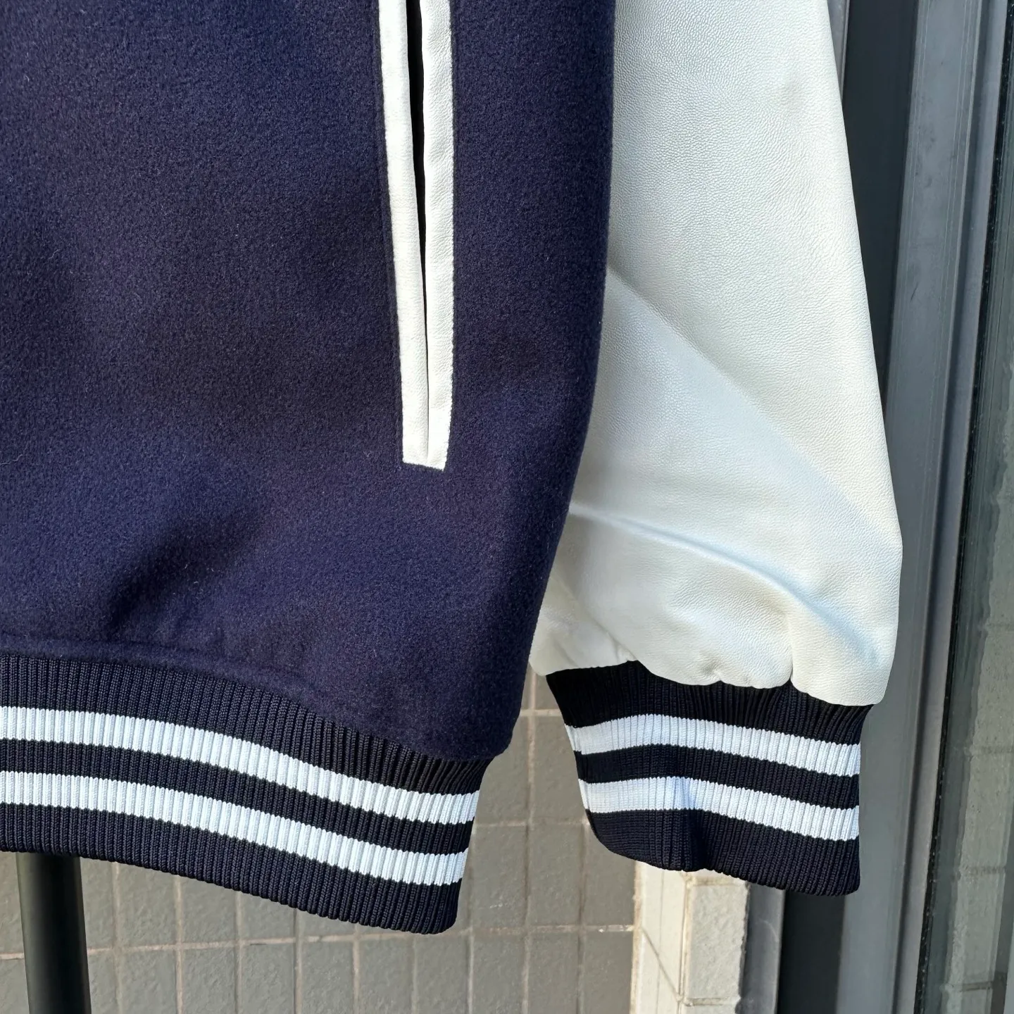 P370 Model No.: TT110 Chromehearts/Cro Heart Cross Embroidered Letters Leather Sleeves Spliced ​​Baseball Jacket Channel Boutique The most popular baseball jacket among fashionable men and fashionable women. There are versions at all levels in the market (you must compare the details). The most powerful quality control has been producing and researching baseball uniforms for 7 years. The details are exquisite. With it, you are the most beautiful boy in the world. The paint-coated full-face four-button buckle (button with LOGO), the average weight of the fabric is nearly 900 grams, and it is made of wool + eyeliner blended, custom-woven and dyed wool with high color fastness. The lining is made of silky and delicate cupro fiber! The texture is thick, the color is more uniform and beautiful, and the sharp edges and corners are full of three-dimensionality, showing laziness, casualness, and youthful vitality! Color: Black Navy Size: S-XL